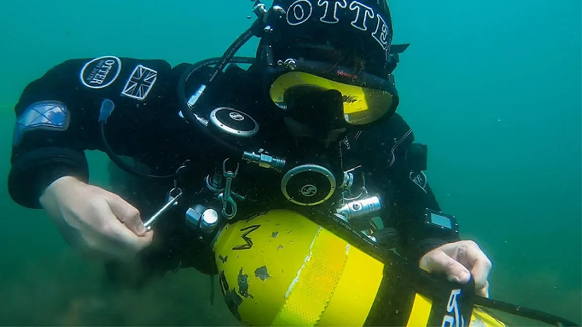 TDI Sidemount Diver - Razor Sidemount Diver with Broken Cylinder Clip